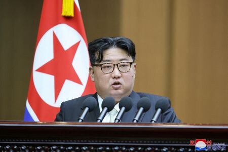 韓国の李成権議員は２６日、北朝鮮が少なくとも２桁に上る核兵器を製造するのに十分なプルトニウムとウランを保有しているという韓国情報機関の見方を示した。写真は金正恩朝鮮労働党総書記。平壌で１月撮影。提供写真。（2024年 ロイター/ KCNA via REUTERS）