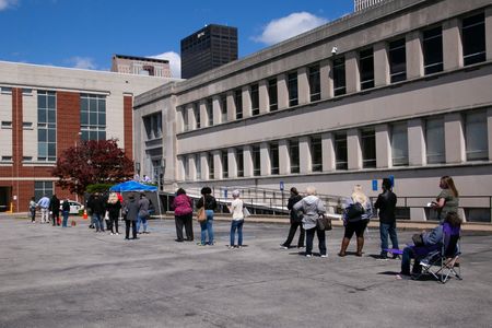 米ＡＤＰリサーチ・インスティテュートは２８日、同日から毎週火曜日に全米雇用報告の週次速報値を公表すると発表した。写真は職業紹介所の前に並ぶ人々。米ケンタッキー州ルイビルで２０２１年４月撮影（２０２５年　ロイター/Amira Karaoud）