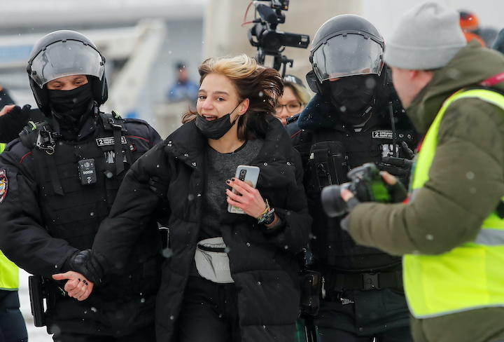 ロシアの反政府活動家ナワリヌイの拘束に抗議するデモ参加者を警察は次々と逮捕した（1月30日、モスクワ）　Maxim Shemetov-REUTERS