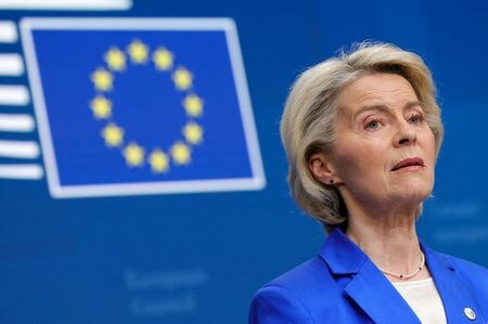 　欧州連合（ＥＵ）欧州委員会のフォンデアライエン委員長は１７日、ウクライナの資金調達ニーズを満たすためには、凍結されたロシア資産を活用した融資など三つの選択肢があり、複数の選択肢を組み合わせることも可能との認識を示した。ブリュッセルで１０月撮影（２０２５年　ロイター／Yves Herman）