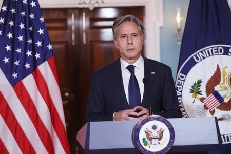 ８月３０日、ブリンケン米国務長官は、米軍のアフガニスタン撤収が完了したのを受け、バイデン政権はアフガンからの出国を望む米国人やアフガン人などの支援で「絶え間ない」努力を続けると表明した。ワシントンの国務省で代表撮影（２０２１年　ロイター）