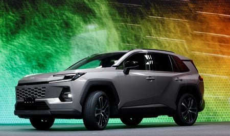 トヨタ自動車は２１日、主力のスポーツ多目的車（ＳＵＶ）「ＲＡＶ４」の新型車を発表した。２０２５年度内に日本や北米など主要市場に投入する。写真は５月２１日、東京で撮影（２０２５年　ロイター/Manami Yamada）