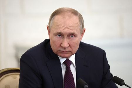 ロシアのプーチン大統領は３１日、ウクライナ各地で実施したインフラ攻撃や、国連が仲介した黒海経由のウクライナ産穀物輸出合意への参加停止について、クリミア半島の黒海艦隊へのドローン攻撃に対する報復だと主張した。ロシア南部ソチで同日、記者会見するプーチン大統領、提供：Sputnik（２０２２年　ロイター）