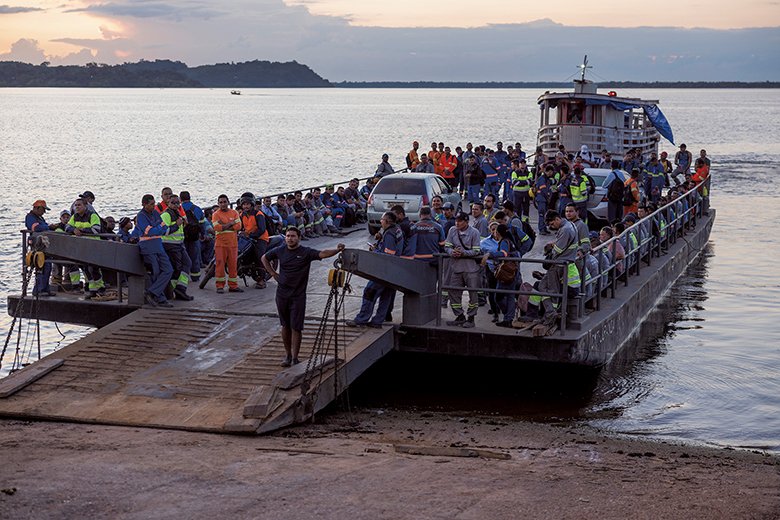アマゾナス州シルベスの島から、アズラオンガス田のプラント建設に関わる作業員たちが現場に向かうフェリーに乗り込む。パイプラインの敷設や道路開設など森林地帯の開発が進んでいる