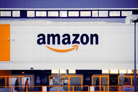 　１０月２７日、米アマゾン・ドット・コムは決算発表で、今年の年末商戦では欧州市場が不安材料になることを示唆した。写真は同社の物流センター。フランスのブレティニー＝シュル＝オルジュで昨年１２月撮影（２０２２年　ロイター／Gonzalo Fuentes ）