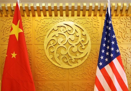 　５月４日、新華社は、米中両国が通商協議を巡り対立していた問題の一部で合意に達したが、その他の部分では意見の隔たりが残ったと報じた。写真は米中の国旗。北京で４月撮影（２０１８年　ロイター/Jason Lee）