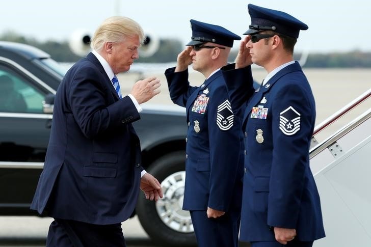 　４月１６日、トランプ米大統領（写真左）は北朝鮮による一連のミサイル発射実験を受けて強硬発言を繰り返しているが、歴代米政権が苦慮してきた同国への対応を巡っては、選択肢が限られているというのが現状のようだ。フロリダ州で１３日撮影（２０１７年　ロイター/Yuri Gripas）