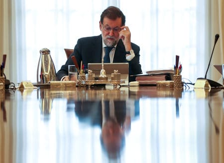 　９月８日、スペインのカタルーニャ州で独立の是非を問う住民投票を１０月１日に実施する法案が州議会で可決されたが、７日には中央政府などが対抗措置を打ち出した。写真は閣議を開くスペインのラホイ首相。マドリードで７日撮影（２０１７年　ロイター／SUSANA VERA）