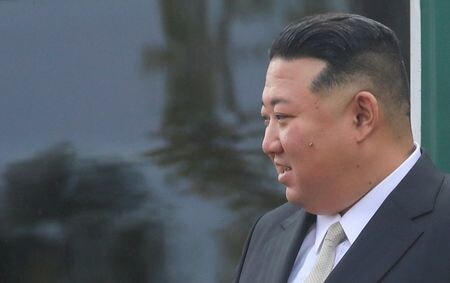 北朝鮮国営の朝鮮中央通信（ＫＣＮＡ）は２２日、金正恩朝鮮労働党総書記が２０日の党中央委員会政治局会議で先のロシア訪問について説明し、今後の方針を協議したと伝えた。写真はロシアで出迎えを受ける金総書記。９月１６日、ウラジオストク郊外で撮影（２０２３年　 Government of Russia\'s Primorsky Krai/Handout via REUTERS）