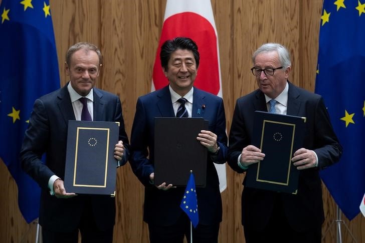 　７月１７日、日本と欧州連合（ＥＵ）は、首相官邸で経済連携協定（ＥＰＡ）に署名した。写真中央は安倍首相、左はトゥスクＥＵ大統領、右はユンケル欧州委員長。代表撮影（２０１８年　ロイター）