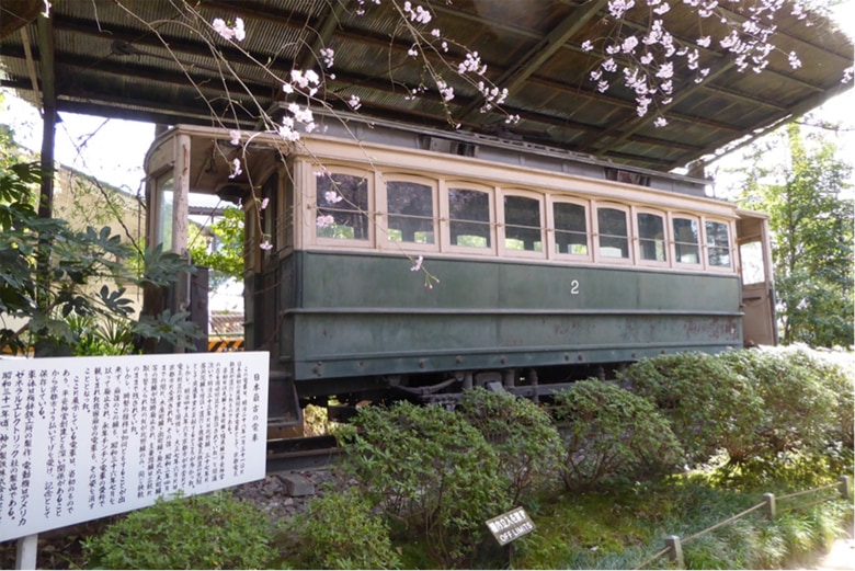 京都のあちこちで市電の名残を見ることができる。平安神宮の庭園には、日本初の路面電車の車両が置かれている。写真：筆者提供