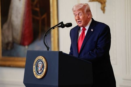 　３月１３日、高度な迎撃ミサイルを含む、米国による台湾への新たな武器売却は、トランプ米大統領による承認の用意ができており、トランプ氏は今月予定されている訪中後に署名する可能性があると、事情に詳しい複数の関係者がロイターに対して明らかにした。写真は、ホワイトハウスで開催された女性史月間のイベントで演説するトランプ米大統領。１２日撮影（２０２６年　ロイター/Evan Vucci）