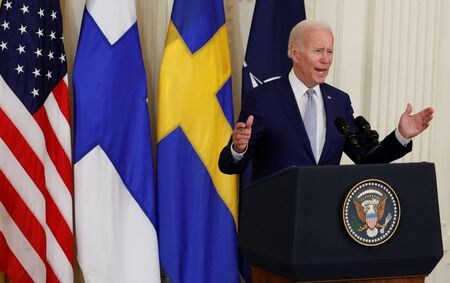 バイデン米大統領は、フィンランドとスウェーデンのＮＡＴＯ加盟を承認する文書に署名した。９日、ホワイトハウスで撮影（２０２２年　ロイター/Evelyn Hockstein）