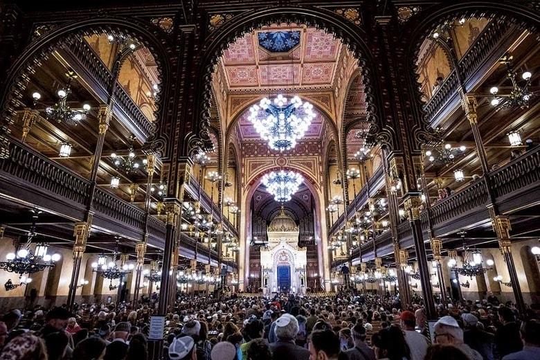 ハンガリーの首都ブダペストのシナゴーグに集まった人々　MARTON MONUSｰPICTURE ALLIANCE/GETTY IMAGES