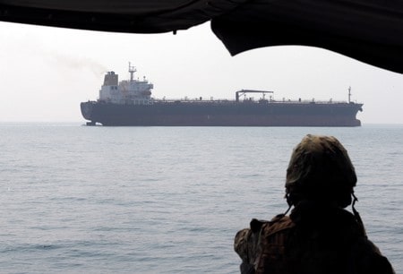 英国は７日、原油輸送の要衝である中東のホルムズ海峡を航行する英船籍の船舶の安全に対するリスク評価を引き下げた。   バーレーン沖のペルシャ湾で９月撮影（２０１９年　ロイター/HAMAD I MOHAMMED）