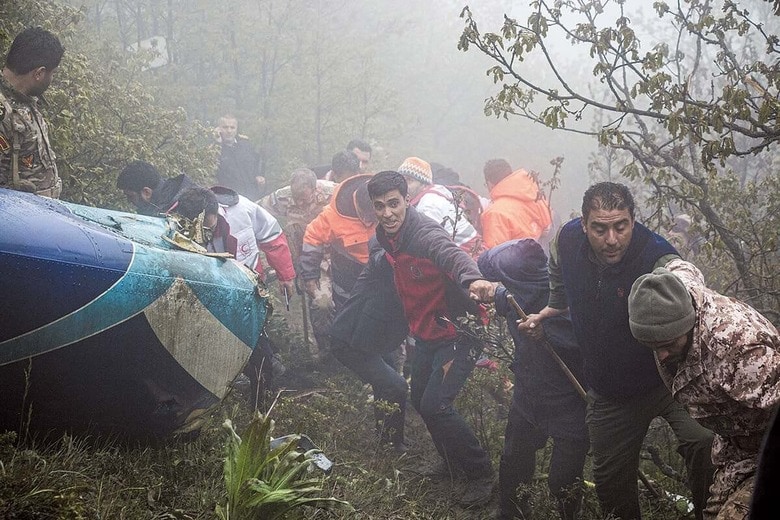 墜落現場の捜索。事故に不審点はないとみられる（5月20日）　AZIN HAGHIGHIｰMOJ NEWS AGENCYｰANADOLU/GETTY IMAGES