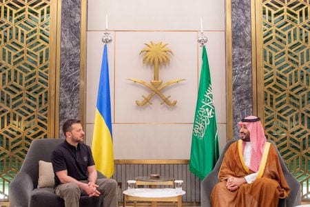 　３月１１日、サウジアラビアのムハンマド皇太子はウクライナのゼレンスキー大統領とジッダで会談し、ウクライナの危機解決と平和達成に向けた全ての国際的な努力に対する支持を強調した。サウジ国営通信（ＳＰＡ）が１１日報じた。写真は２０２４年６月、ジッダで撮影（２０２５年　ロイター/Bandar Algaloud/Courtesy of Saudi Royal Court）