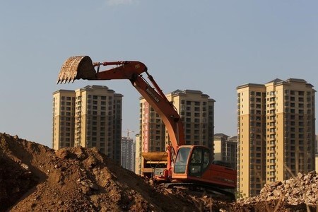 　４月５日、中国の住宅都市農村建設省と国土資源省は、住宅在庫の水準が高い都市に対し住宅用地の供給を削減または一時停止するよう指示した。写真は雲南省で昨年４月撮影（２０１７年　ロイター／Wong Campion）