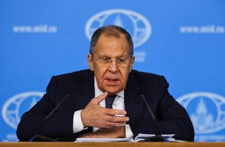 ロシアのラブロフ外相は３日、米国とイスラエルによるイランへの軍事攻撃が、イランとアラブ近隣諸国に核兵器の開発を促し、中東地域の核拡散を誘発する恐れがあるとの見解を示した。2025年1月14日撮影（２０２６年　ロイター/Evgenia Novozhenina）