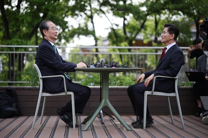 5月8日に行われた韓悳洙（左）と金文洙（右）の候補者一本化協議。結局決裂した（ソウル）　Kim Hong-JiーREUTERS