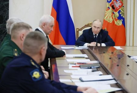 「特別軍事作戦」に関する会議の議長を務めるロシアのプーチン大統領。12月29日、モスクワで撮影の提供写真。Sputnik/Mikhail Metzel/Pool via REUTERS