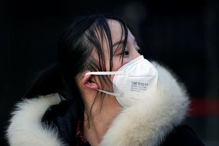 中国は３日、新型コロナウイルスの感染拡大を巡り世界保健機関（ＷＨＯ）が中国に派遣する専門家チームに米国が参加することを承認した。上海で２日撮影（２０２０年　ロイター/Aly Song）