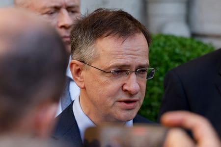 ロシアのラブロフ外相は２８日、ウクライナとの次回の和平協議を６月２日にイスタンブールで開催することを提案したと明らかにした。写真はロシア代表団を率いるメジンスキー大統領補佐官。１５日撮影（２０２５年　ロイター/Maxim Shemetov）