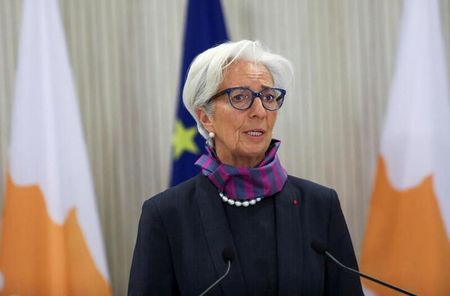 　ＥＣＢのラガルド総裁（写真）は、政策会合で各国の中央銀行総裁が今以上に発言できるよう取り組んでいる。事情に詳しい複数の関係者が明らかにした。ニコシアで３月撮影（２０２２年　ロイター／Yiannis Kourtoglou）