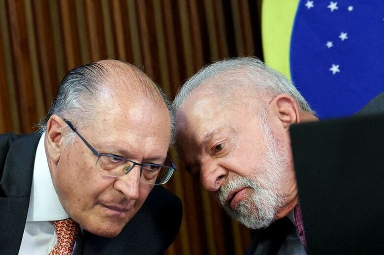 3月31日、会議中に言葉を交わすブラジルのルラ大統領とア​ルキミン副大統領。ブラジリアで撮影。REUTERS/Adriano Machado/File Photo