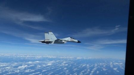 米軍は２９日、中国軍機が先週、南シナ海で米軍機の３メートル以内に接近したと発表した。国際空域での衝突を避けるために回避行動を取らせたという。提供画像（２０２２年　ロイター）