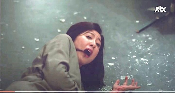 一昨年の『SKYキャッスル』以上の視聴率を記録した話題作『夫婦の世界』でも性差別や暴力シーンなど過激な演出が炎上している　JTBC/YouTube