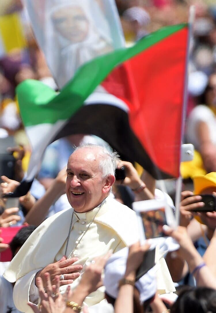 パレスチナの旗と教皇フランシスコ（2015年3月17日、サンピエトロ広場で）Eric Vandeville /ABACAPRESS.COM