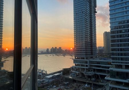　１０日に約２カ月半ぶりに売買が再開された中国の不動産開発会社、当代置業（モダン・ランド）の株式が約４０％急落し、上場来安値を付けた。写真は建設中のアパート。深センで昨年１１月撮影（２０２２年　ロイター/David Kirton）
