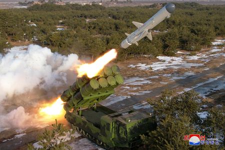 ２月１５日、  北朝鮮国営の朝鮮中央通信（ＫＣＮＡ）は、金正恩朝鮮労働党総書記が前日に新型の地対艦ミサイルの発射実験を視察したと報じた。写真はKCNAが１５日に公開した発射実験の様子（２０２４年　ロイター）