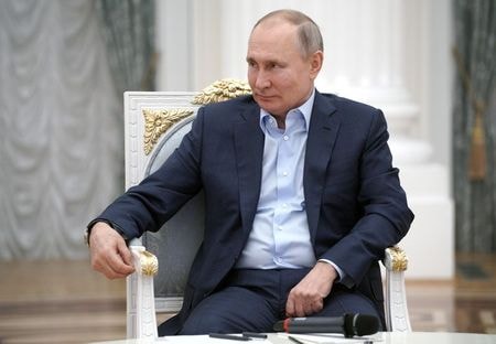 　米大統領選介入に絡みロシアのプーチン大統領（写真）は「代償を払う」ことになるとバイデン米大統領が発言したのを受け、ロシアは３月１７日、駐米大使をモスクワに召還した。モスクワのクレムリンで４日撮影（２０２１年　ロイター/Sputnik/Alexei Druzhinin/Kremlin via REUTERS）