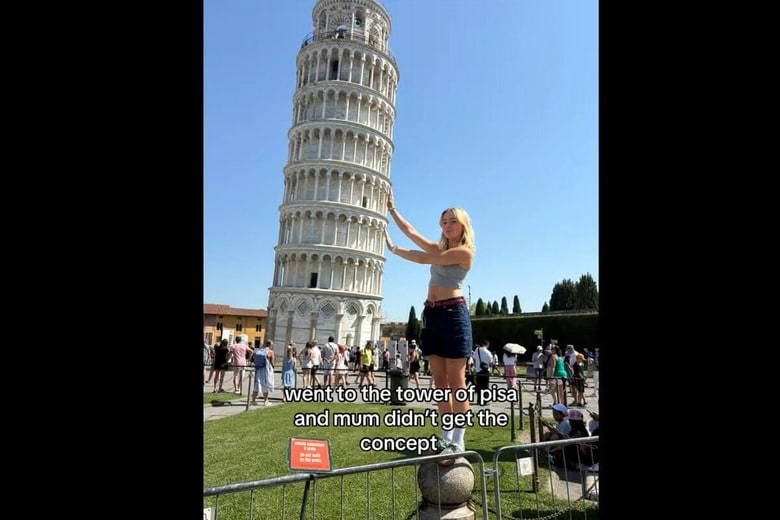 まずは娘が「お約束」のポーズで撮影　@holscoles/TikTok