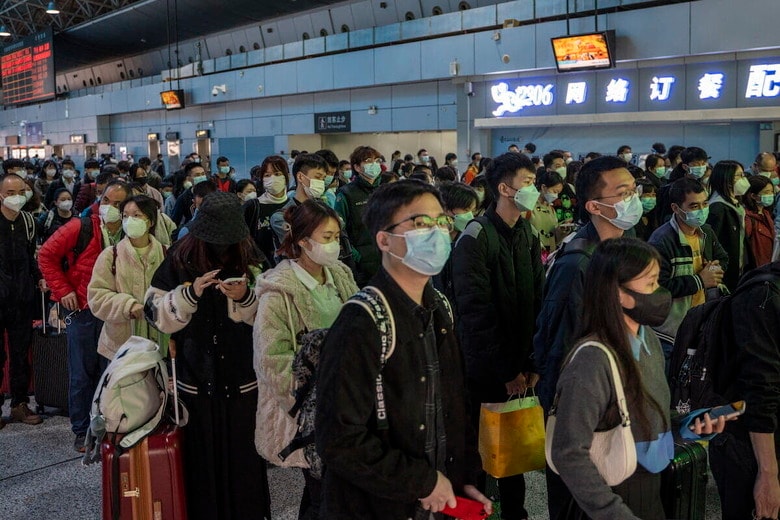 広州南駅で高速列車を待つ人々（2023年1月15日） Photo by Vernon Yuen/NurPhoto