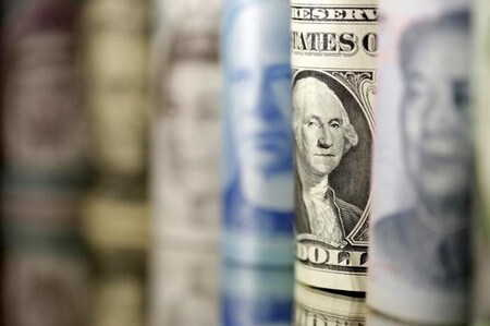 　６月１４日、終盤のニューヨーク外為市場では、序盤は軟調だったドルが米連邦公開市場委員会（ＦＯＭＣ）声明の発表後に持ち直した。１３日撮影（２０１７年　ロイター/Dado Ruvic/Illustration）