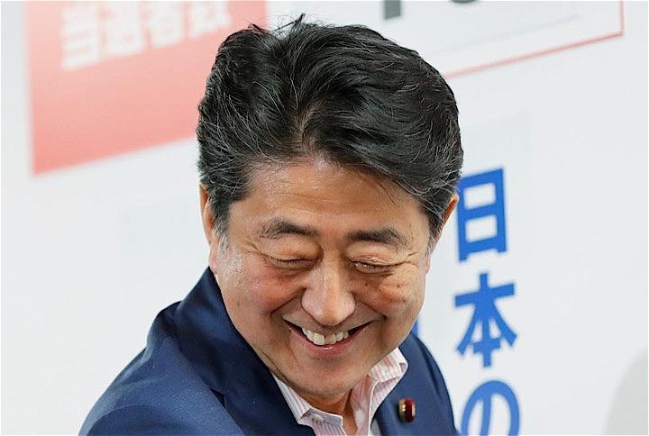 第25回参院選は21日投票が行われ、即日開票の結果、与党の自民、公明両党が改選過半数の63議席を上回り、政権基盤を維持した。21日撮影（2019年　ロイター/Kim Kyung-Hoon）