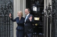 英史上「最短」トラス首相が残した教訓　日本も「最後の防波堤」が決壊すれば同じ道に