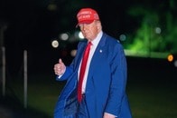 【写真】トランプ独裁に「巨大いいね」？...米議会前に風刺アートが出現