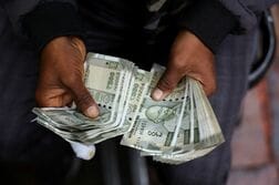 インドルピー2カ月ぶり高値、多額の資金流入で対外リスク耐性改善