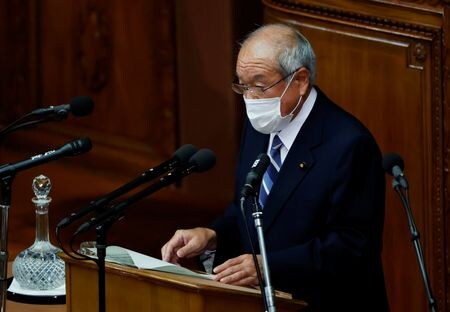 　６月１３日、鈴木俊一財務相（写真）は参院決算委員会で、為替介入の可能性を問われ「私の立場からコメントすることは控えたい」と述べた。写真は都内で昨年１２月撮影（２０２２年　ロイター／Issei Kato ）