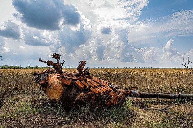 ウクライナ軍に破壊されたロシアの戦車が草原に（今年8月）　ALEX CHAN TSZ YUKｰSOPA IMAGESｰLIGHTROCKET/GETTY IMAGES