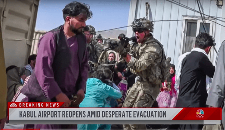 カブール空港に入ろうとするアフガニスタン人に銃を向ける米兵　TODAY-YouTube