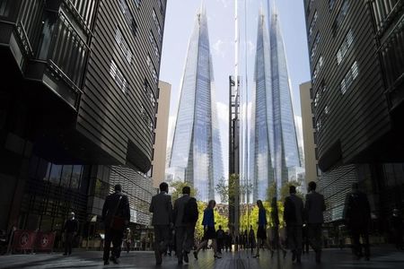 　５月６日、マークイット／ＣＩＰＳが算出した４月の英サービス部門購買担当者景気指数（ＰＭＩ）は５９．５で、３月の５８．９から上昇し２０１４年８月以来の高水準となった。写真はロンドンの金融街。４月撮影（２０１５年　ロイター/Neil Hall）