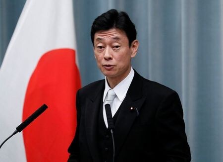 　１月７日、西村康稔経済再生担当相（写真）は閣議後会見で、米国とイランの緊張を受けた円高や原油高の影響を十分注視すると述べた。写真は都内で昨年９月撮影（２０２０年　ロイター／Issei Kato）