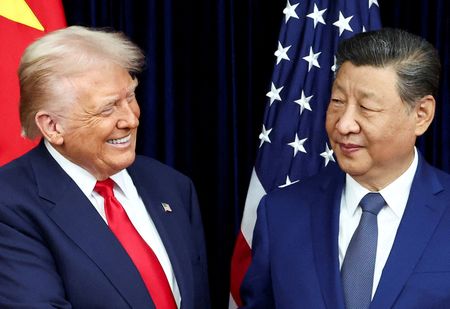 トランプ米大統領（左）と習近平・中国国家主席。昨年１０月、韓国・釜山で撮影（２０２６年　ロイター/Evelyn Hockstein TPX IMAGES OF THE DAY/File Photo）