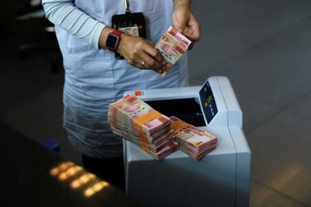 　１０月３日、インドネシア中央銀行は、ドルの需給を管理するため外国為替市場に介入した。写真はルピア紙幣。昨年１０月、ジャカルタで撮影（２０２３年　ロイター/Willy Kurniawan）