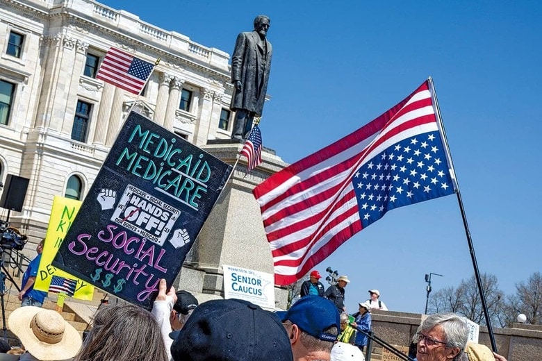 社会保障の削減に抗議する人々（3月）　MICHAEL SILUKｰUCGｰUNIVERSAL IMAGES GROUP/GETTY IMAGES